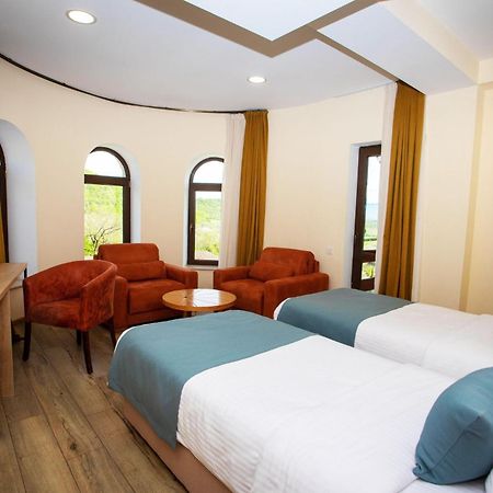 Babaneuris Marani Hotel ภายนอก รูปภาพ